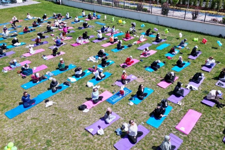 Yoga yaparak stres attılar