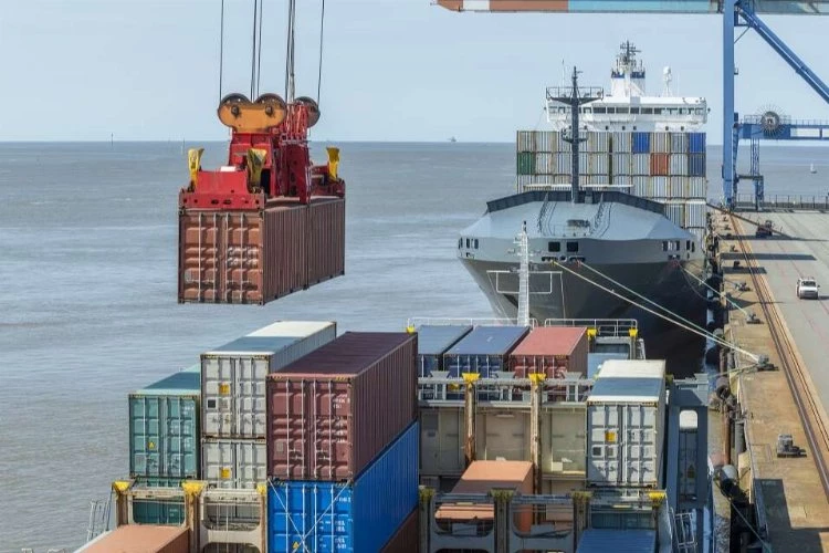 Dış ticarette ihracat arttı, ithalat azaldı
