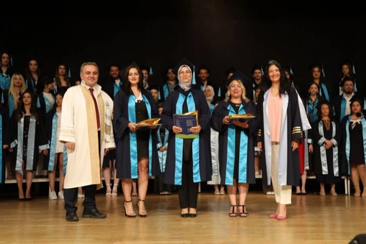ERÜ Güzel Sanatlar Fakültesi’nde mezuniyet sevinci