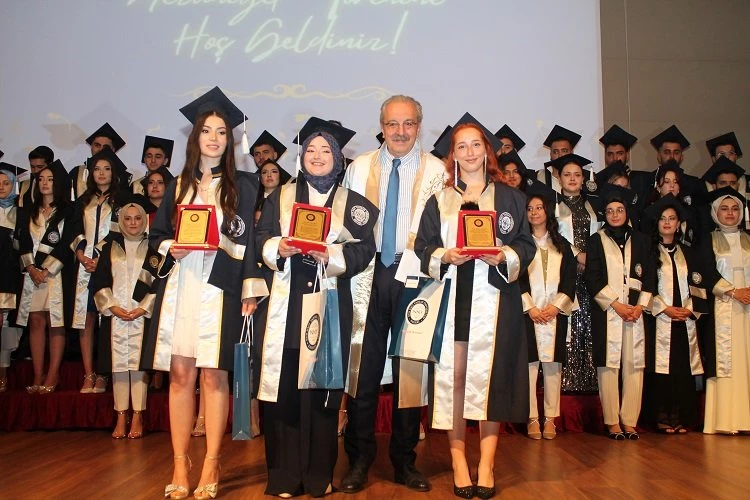 NNYÜ İktisadi Ve İdari Bilimler Fakültesi yeni mezunlarını verdi
