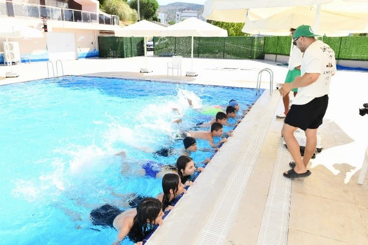 Çiğlili çocuklar yüzme eğitimi alıyor