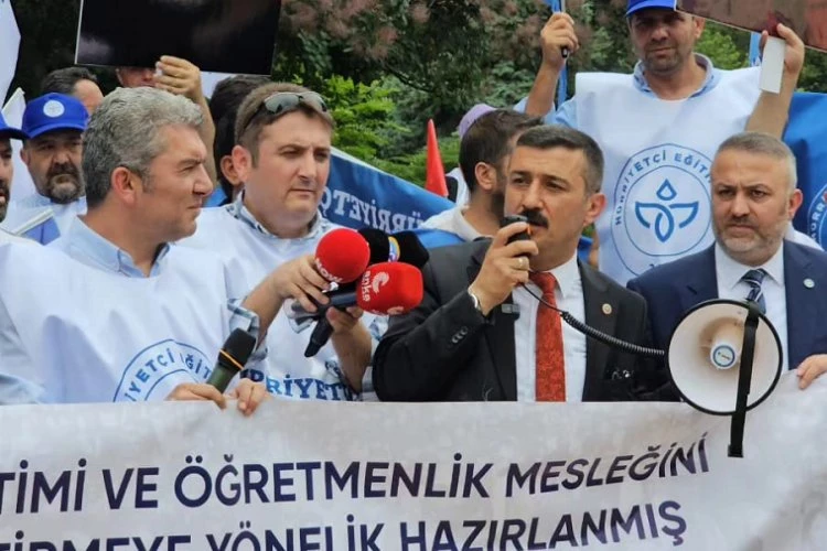 İYİ Partili Türkoğlu: Öğretmen boyun eğmez!