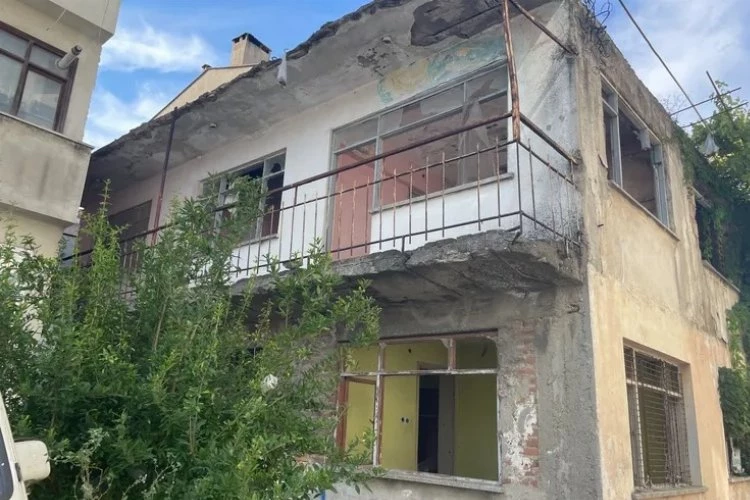 Mudanya, Güzelyalı’da başıboş evler korku saçıyor
