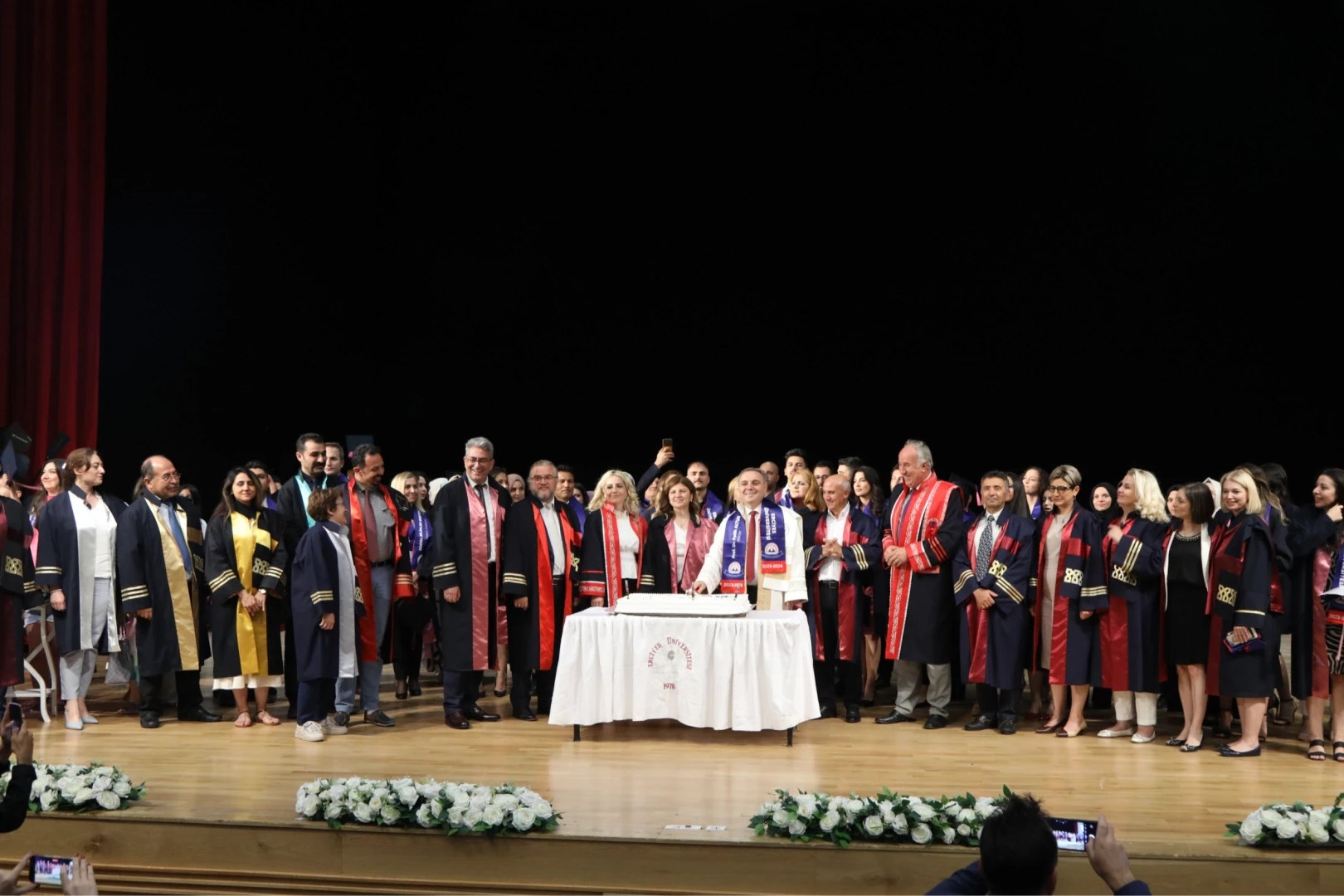 ERÜ’de lisansüstü mezuniyet sevinci yaşandı