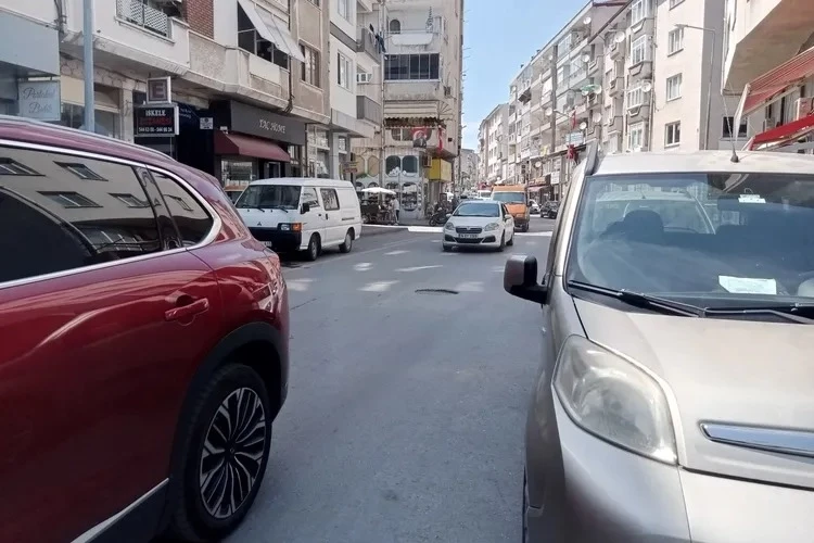 Mudanya’da gelişi güzel park eden araçlar trafiği zor durumda bırakıyor