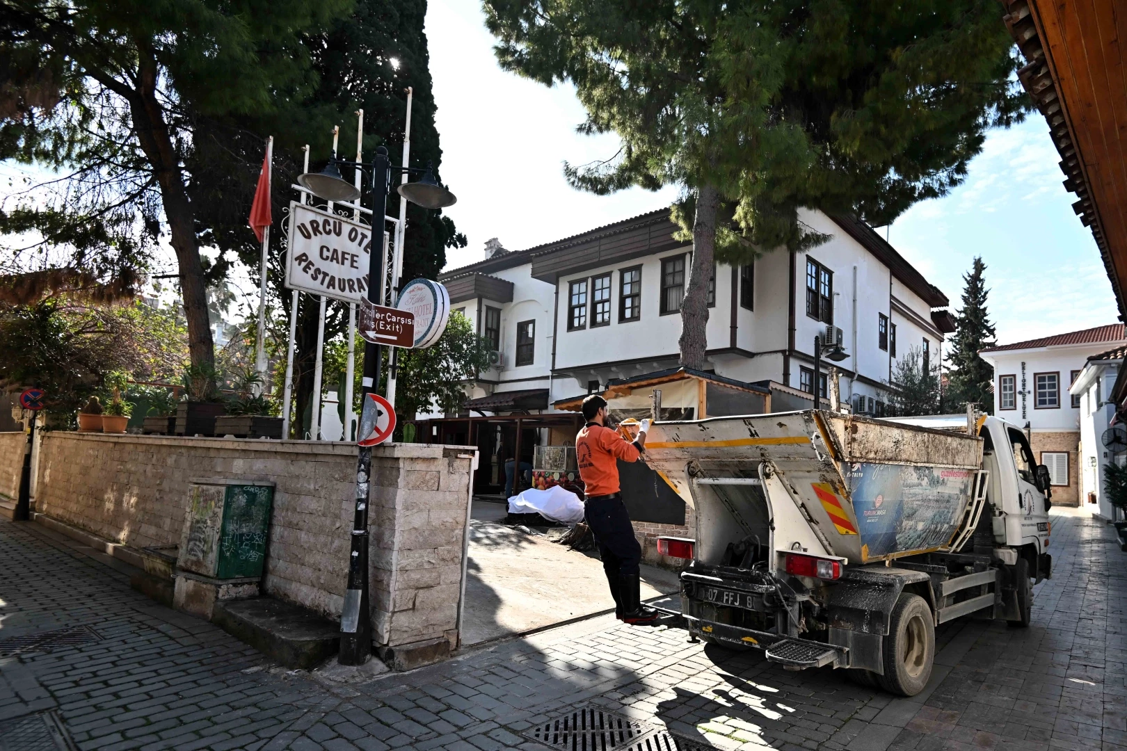 Antalya Kaleiçi’nde çöpte dedektiflik