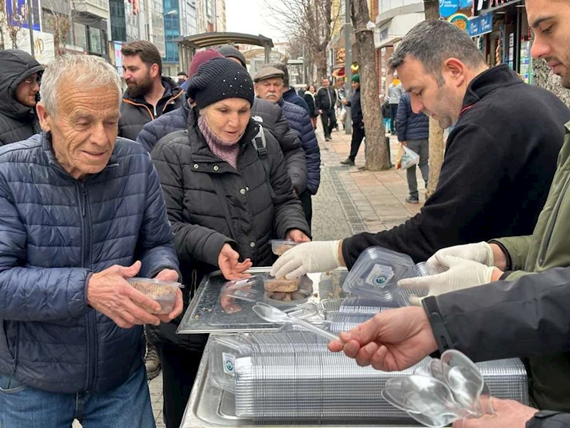 ODUNPAZARI BELEDİYESİ’NDEN MİRAÇ KANDİLİNDE HELVA İKRAMI