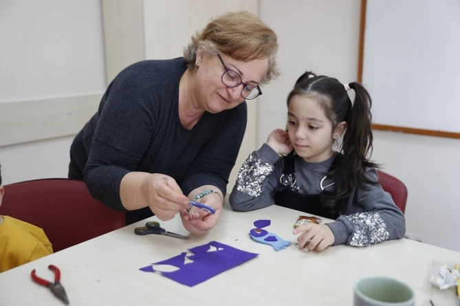 Konak’ın İleri Yaş Kursiyerleri Öğrendiklerini Torunlarıyla Paylaştı