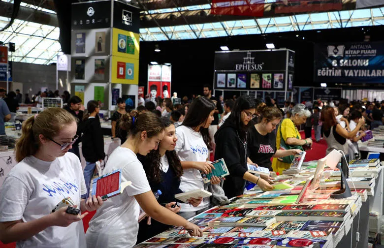 Antalya Kitap Fuarı 7. günde ziyaretçi akınına uğradı