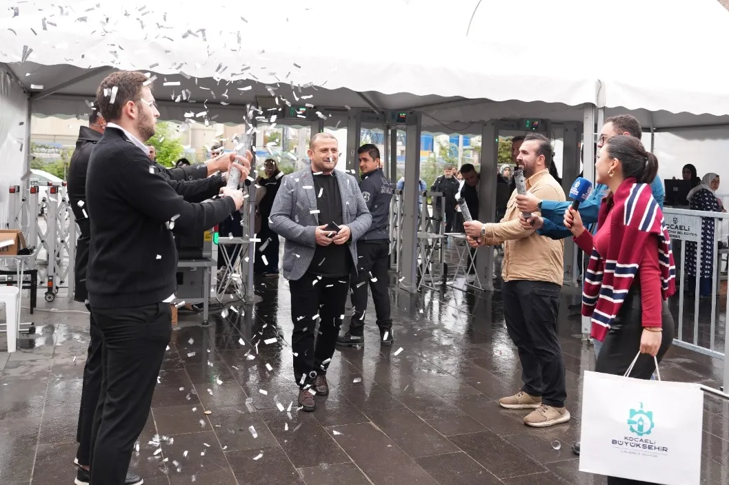 Kocaeli Kitap Fuarı’nda 1 milyonuncu ziyaretçiye konfetili karşılama