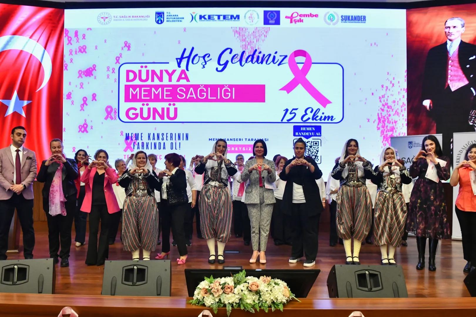 Başkentte pembe ışıklar meme sağlığı için yandı