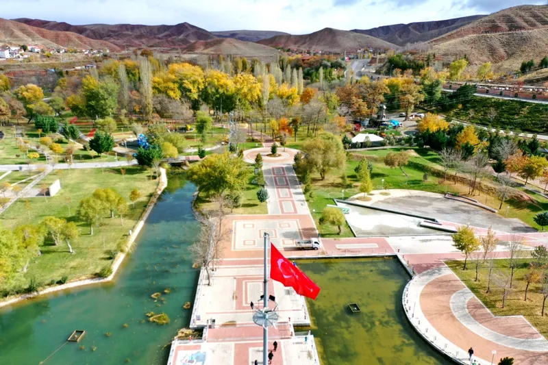 Aksaray Millet Bahçeleri Sonbahar Güzelliğiyle Ziyaretçilerini Ağırlıyor