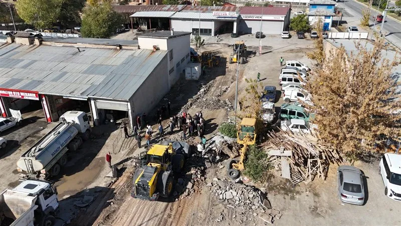 Muş Belediyesi Sanayi Sitesi Yollarını Yenilemeye Başladı