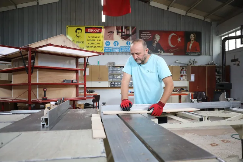 İZMİT BELEDİYESİ ATÖLYELERİ FABRİKA GİBİ ÜRETMEYE DEVAM EDİYOR