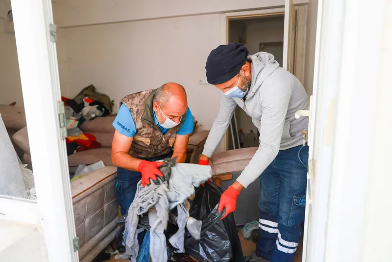 YUNUSEMRE’DE ÇÖP EV TEMİZLİĞİ: 2 KAMYON ÇÖP ÇIKARILDI