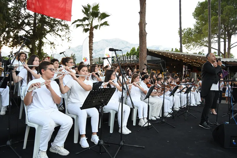 Kemer’de sokak hayvanları yararına üçüncü konser