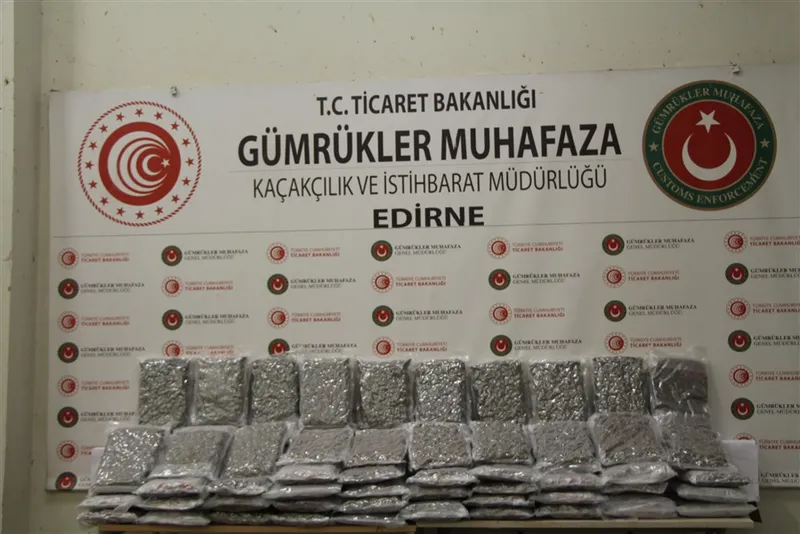 Gümrük Muhafaza Ekipleri Üç Farklı Operasyonda 1,3 Ton Uyuşturucu Ele Geçirdi