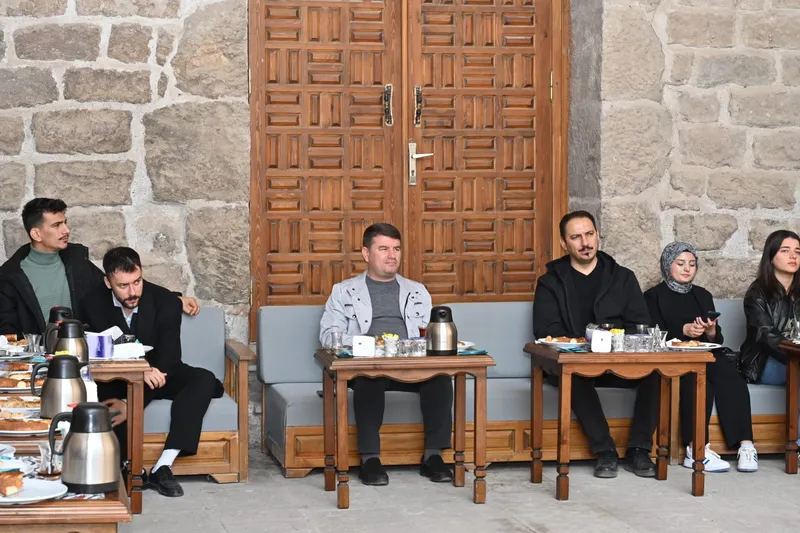 Başkan Dinçer, Üniversiteli Gençlere Şehrin Tarihi ve Kültürel Mekanlarını Gezdirdi