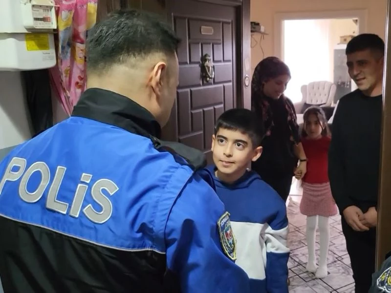 11 Yaşındaki Çocuk, Üşüyen Polise Atkı ve Beresini Verdi