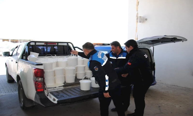 BÜYÜKŞEHİR BELEDİYESİ, SAĞLIKSIZ KOŞULLARDA ÜRETİLEN 120 KOVA YOĞURT ELE GEÇİRDİ