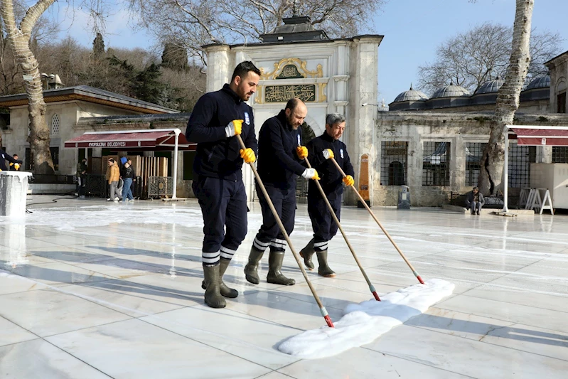 Eyüp Sultan Camii ve meydanı Ramazan öncesi gül suyu ile yıkandı