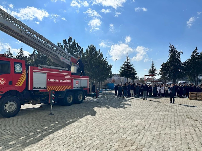 Sandıklı’da Acil Durum Bilgilendirme Etkinliği: İtfaiye Ekiplerinden Hayati Eğitim