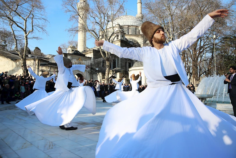 Eyüpsultan Camii Meydanı’nda düzenlenen sema gösterisi izleyenleri büyüledi