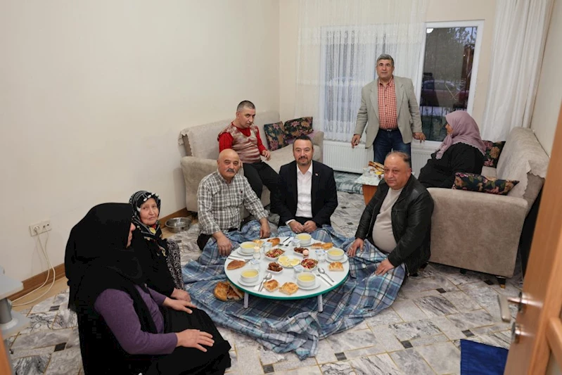 Başkan Adnan Öztaş, Geleneksel Mahalle İftarlarının Son Gününde Zafer Mahallesi’nde Misafir Oldu