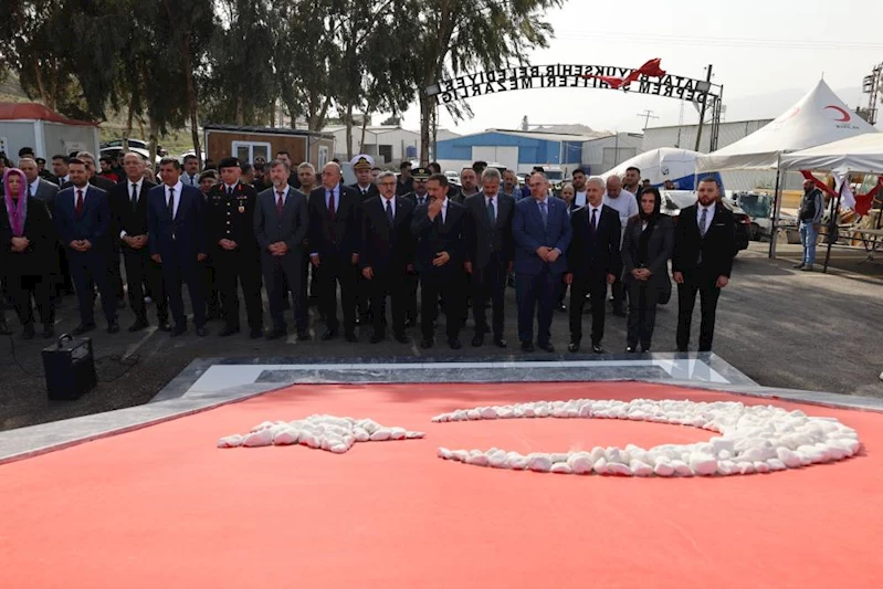 BAŞKAN ÖNTÜRK’TEN ŞEHİTLİKLERE ANLAMLI ZİYARET