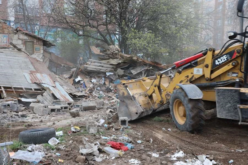 ODUNPAZARI BELEDİYESİ TEHLİKE ARZ EDEN METRUK BİNAYI YIKTI