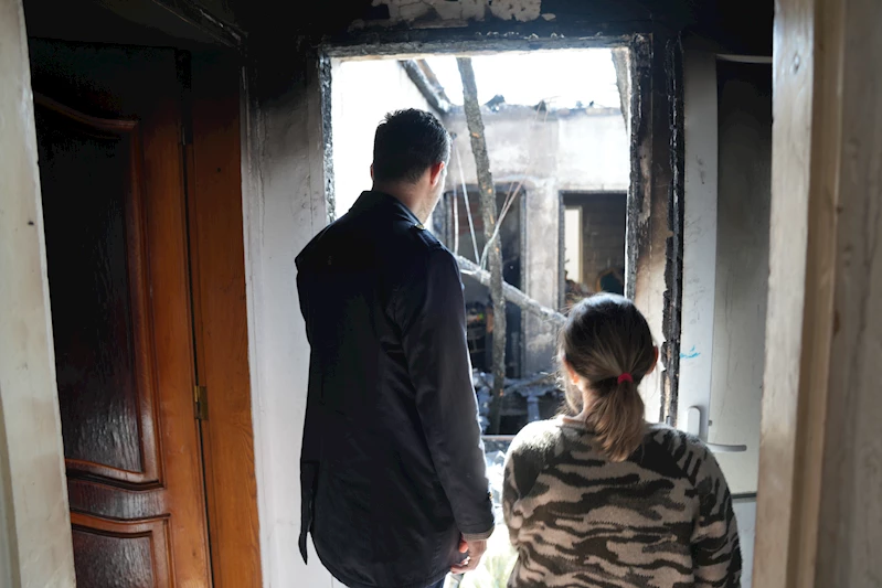 Erbaa İlçe Belediye Başkanı Ertuğrul Karagöl 3 evin yanarak kullanılamaz hale geldiği Tepekışla köyünü ziyaret etti