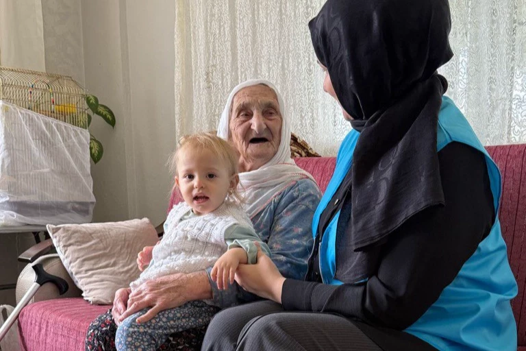 Sakarya’nın 105 yaşındaki çınarına tebessüm oldular