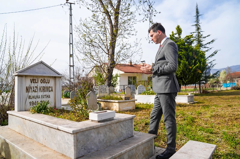 Erbaa Belediye Başkanı Ertuğrul Karagöl 1915 yılından bu yana ilçede görev yapmış belediye başkanlarının kabrini ziyaret etti.