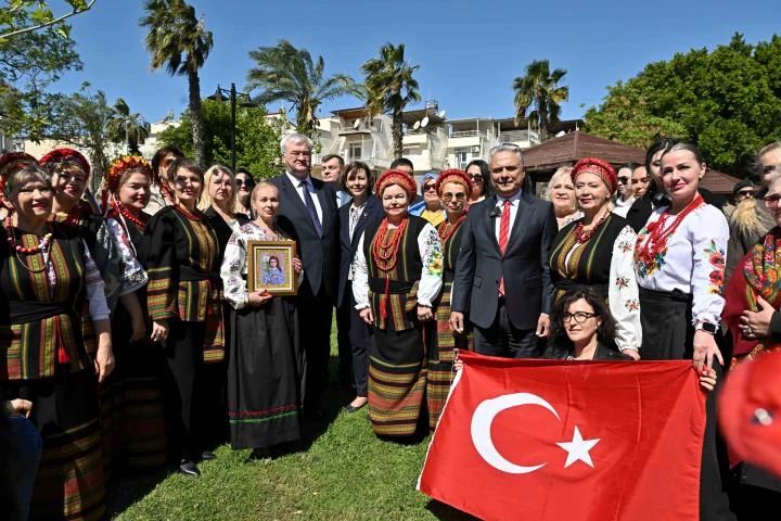 Dostluk çınarı toprağa kavuştu