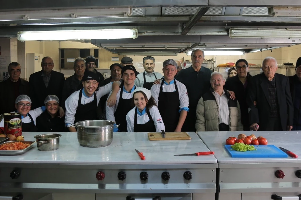 Akıncılar Huzurevi ile genç şefler mutfakta yarıştı