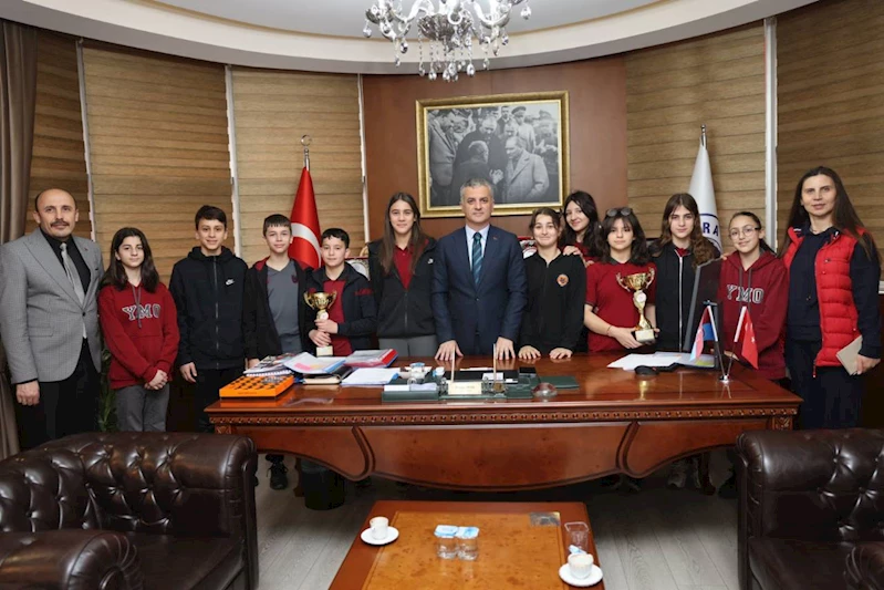 MERKEZ ORTAOKULU ÖĞRENCİLERİMİZDEN BAŞKANIMIZA MAKAMINDA ZİYARET