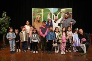 ÇOCUKLAR ‘ŞEKER NİNENİN ÇİFTLİĞİ’ İSİMLİ OYUNU BEĞENİYLE İZLEDİ