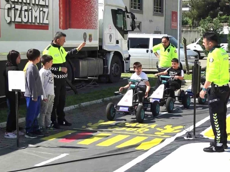 Karabük’te Öğrenciler Mobil Trafik Eğitim Tırında Trafik Kurallarını Öğrendi