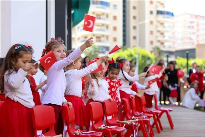 MAHMUTLAR HANİFE CEBECİ KREŞİ’NDE 23 NİSAN COŞKUSU