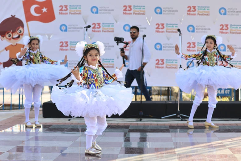 Antalyalı çocuklar 23 Nisan’ı dolu dolu kutluyor