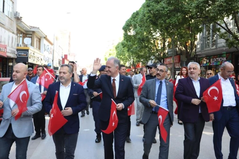 İnegöl’de 23 Nisan coşkusu sokaklara taştı