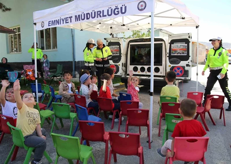 Afyonkarahisar Emniyeti’nden 23 Nisan Coşkusu: Çocuklar Bayramı Polislerle Kutladı