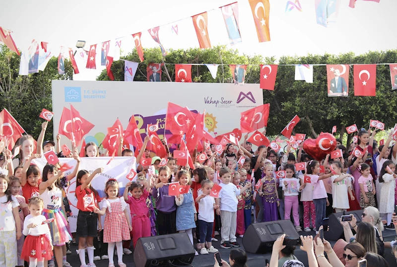 Dünyanın Çocukları Mersin’de El Ele Renkli Danslarını Sahneledi