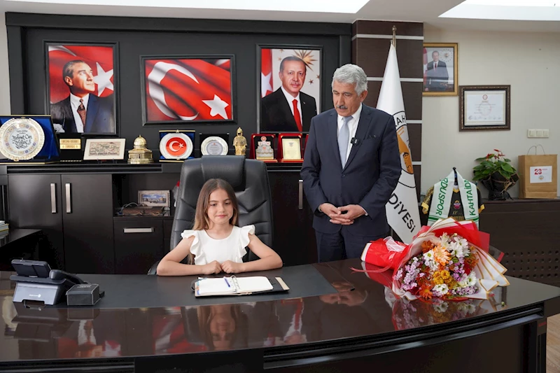 Kahta Belediye Başkanı Mehmet Can Hallaç, 23 Nisan’da Başkanlık Koltuğunu Geleceğin Başkanlarına Devretti