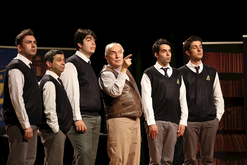 “Ölü Ozanlar Derneği” tiyatro oyunu Eyüpsultan’da ayakta alkışlandı