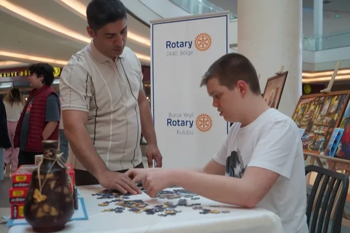 Otizmli Kerem’in yapboz sergisi Bursa’da sanatseverlerle buluştu