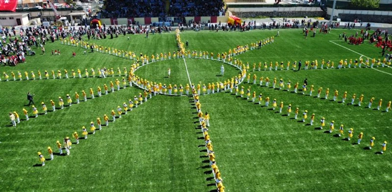 Başkan Sarıkurt, Stadyumdaki 23 Nisan Kutlamalarına Katıldı