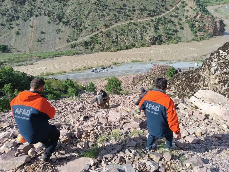 Hakkari’de Dağda Mahsur Kalan Genç, AFAD Tarafından Kurtarıldı