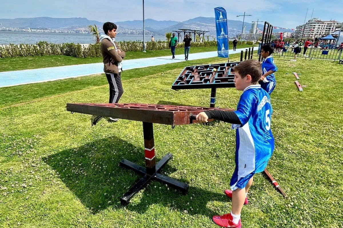 İzmirli minikler Hentbol Şenliği’nde buluştu