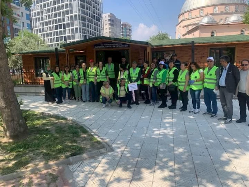 YUNUSEMRE KENT KONSEYİ’NDEN HAFSA SULTAN’DA TEMİZLİK ÇALIŞMASI